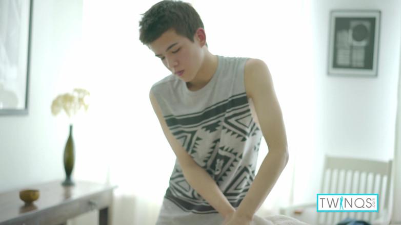 Twin Qs: Tukang urut Asia Xander digerudi oleh pelanggannya James!