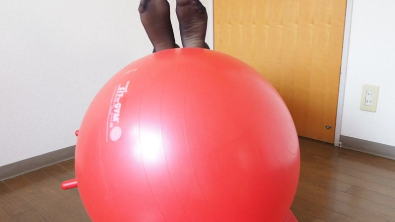 Mayumi Kanzaki: Stretching with Pantyhose
