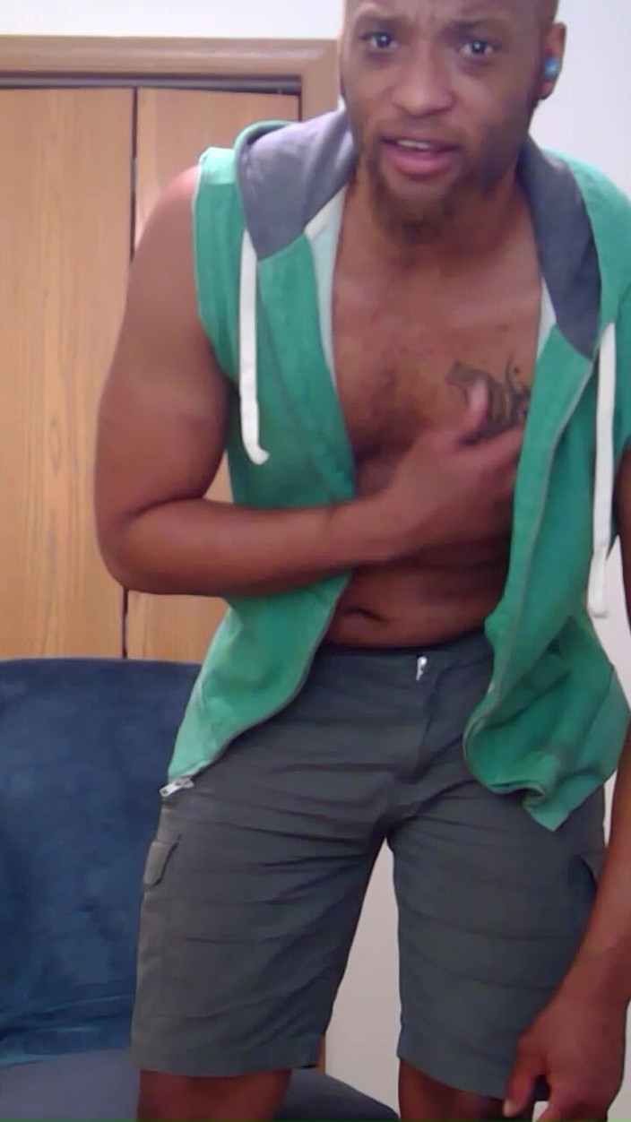 Kennie Jai: Masturbándome en mi vestidura verde para un amigo