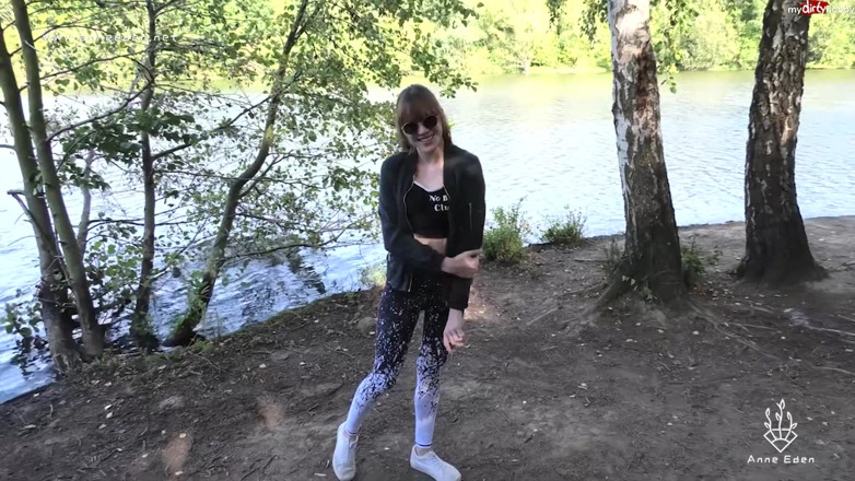 Anne Eden: Dívčí den eskaluje venkovní šukání!