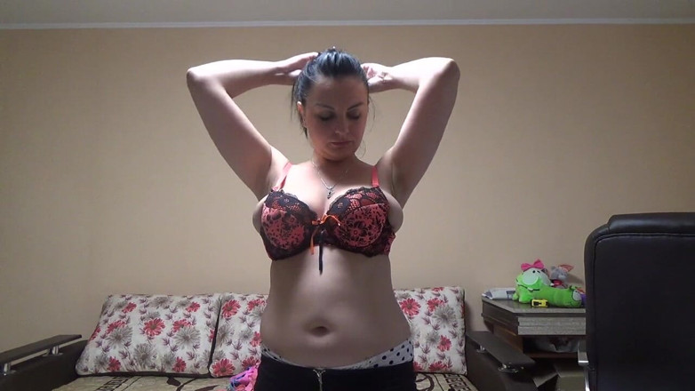 Sexy Milf: "J'adore mes énormes seins ! Ils ont grandi si vite !"