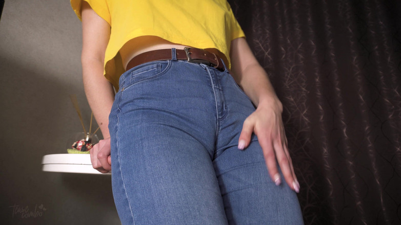 Teasecombo 4K: Milf sexy tachinându-și chiloții mari intrați în pizdă în blugi strâmți