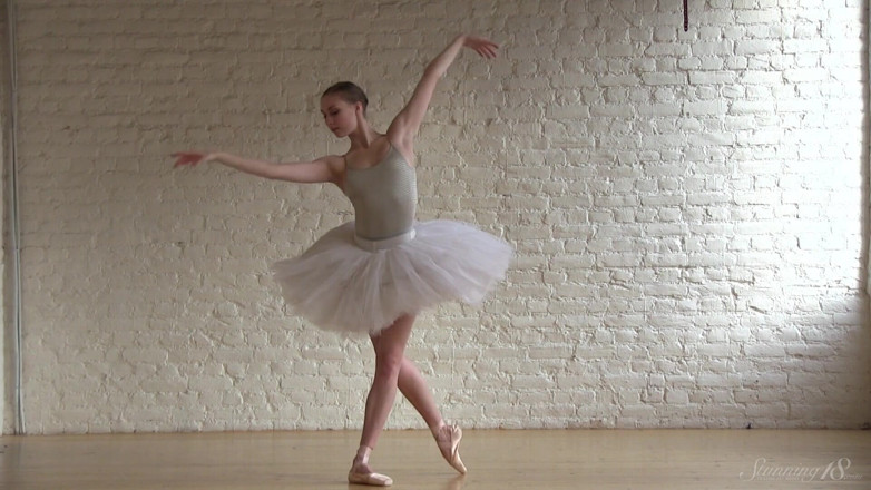Stunning18: Baletka cvičí