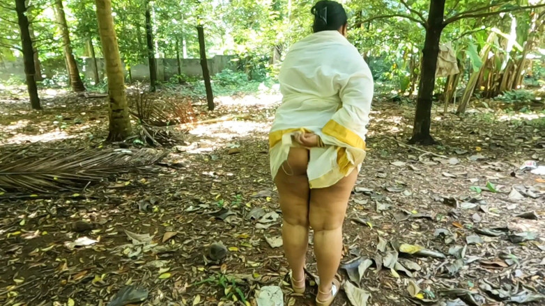 Anne Ipe: ケララスタイルの伝統的なセット『ムンドゥ』、外で裸になりセクシーな裸体をさらす少女。