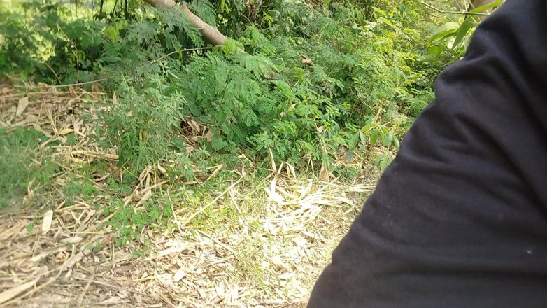 DesiDarkArt: Semasa Berjalan Di Sekeliling Padang, Dia Mula Menumbuk Dengan Kuat