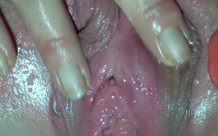 deep keely: Girl Plays with Her Spread Pussy and Pees