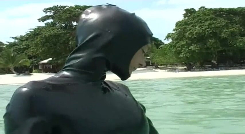 Fetish Desire: Ragazze in lattice sulla spiaggia
