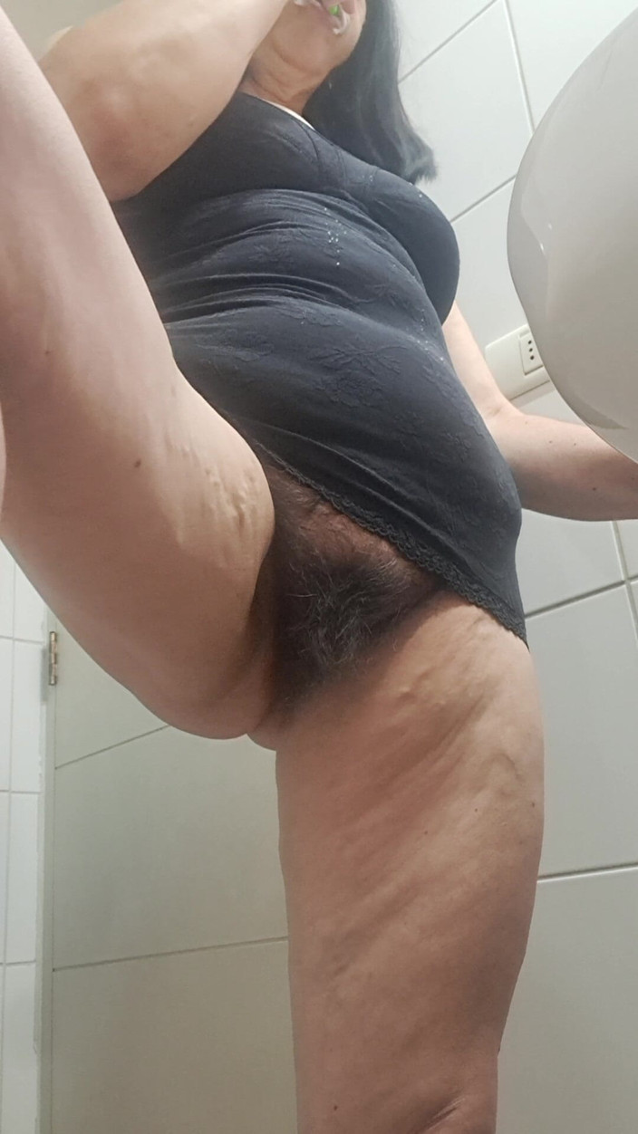 Mommy big hairy pussy: 脚を上げて深く触れる 母の熱くて毛深い秘部