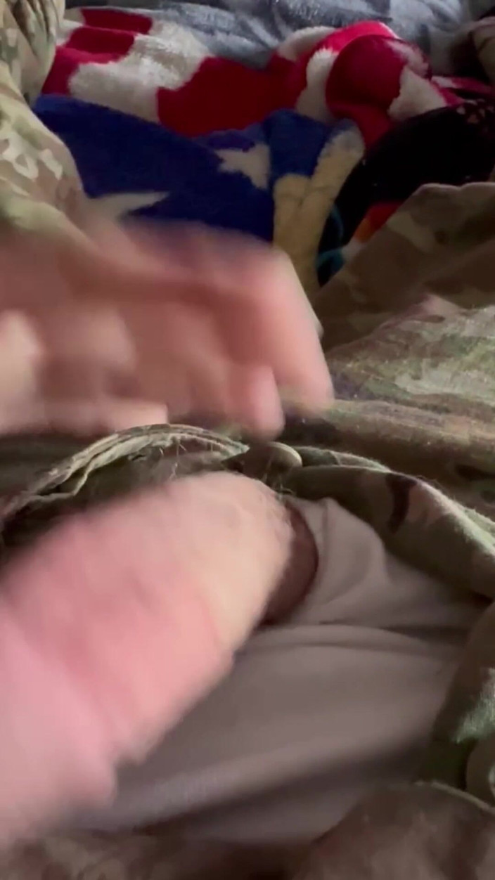 Gay Soldier Stuff: Армійський солдат бере тугі віти від свого сусіда по кімнаті, носить під його уніформу і стріляє кремовим навантаженням