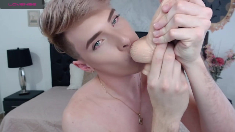 Doggy style1: Lécher une bite en caoutchouc comme une trans
