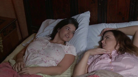 Girlfriends Films Lezbiyen Çift Arkadaşını Baştan Çıkarıyor  