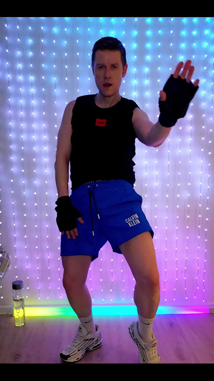 Roman Heart: Fitnesstraining in blauen Shorts