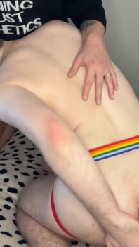 Ssę jego kutasa podczas jazdy dildo na żywo