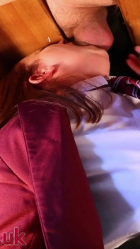 착유 테이블 아래에서 교사의 자지를 빨아주는 거유 빨간 머리 학생