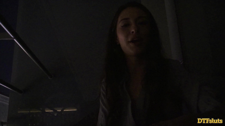 DTFSluts: Cameron Canela tar kommandot på balkongen med James