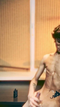 Ragazzo Magro in Un Film Solo per Mostrare Il Corpo