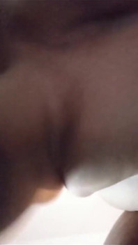 Olha como meus peitos se movem enquanto me fodem de quatro