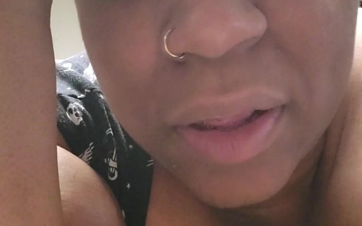 Josie4yourpleasure: 我饿了。晚餐吃什么？我写了，然后立即想想如果有人吃我的屁股会多好。 我需要