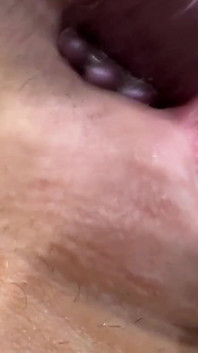 彼女の引き締まったピンクの小さなケツの穴は、10のペニスで破壊されるので、彼女は自分自身にご褒美を与えます。