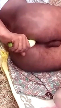 Il caldo ragazzo amatoriale indiano sexy scopa intensamente con un gran cetriolo la leccata di culo della foresta all'aperto parte 2 scopata con cetriolo
