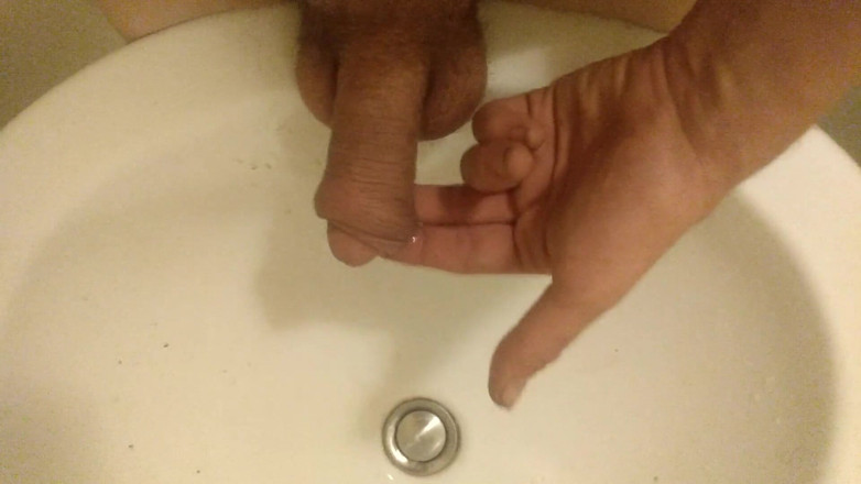 LilTaste: Pisse sur ma main, dans un évier