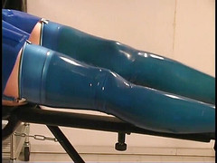 Tirrany Girls: Kočička s latexovým pláštěm svazuje kamaráda