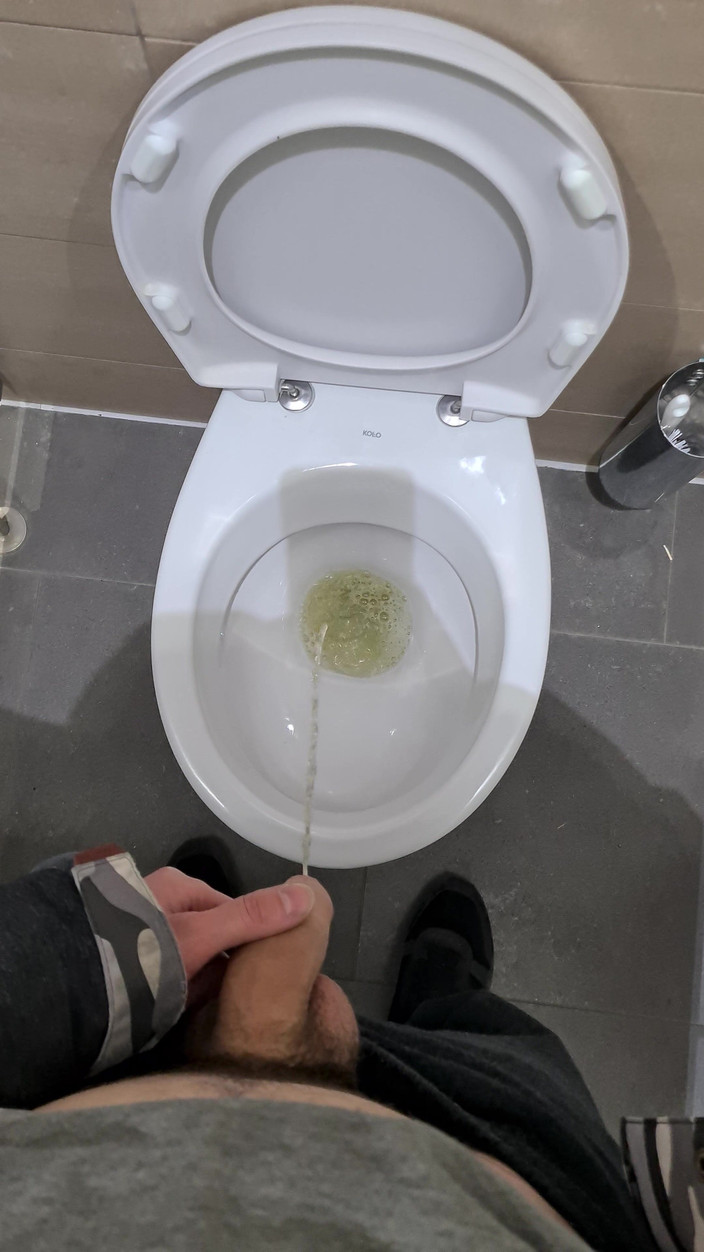 Fap_man93: 公衆トイレでトイレにおしっこをしながら立って