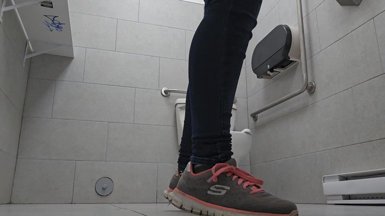 Nerdy_faery: Drei Pisse, Zwei Toiletten