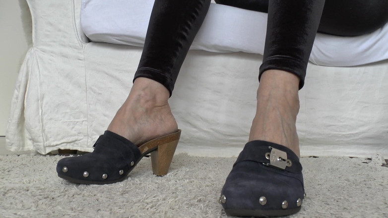 Lady Victoria Valente: Blaue Holzpantoffeln, Sabots, Lady Victoria Valente