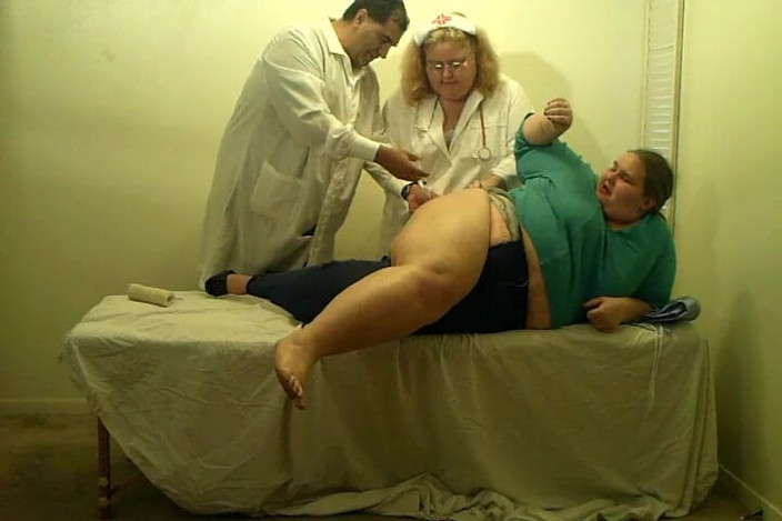 BBW nurse Vicki adventures with friends: Angie terjatuh di sini dia berada di ruang ujian dengan...