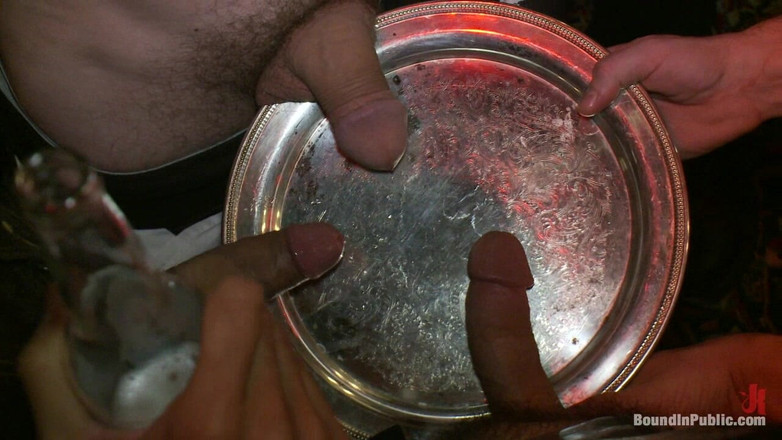 Bound in public: Partygoers slår och skallen knullar en big dick stud i...