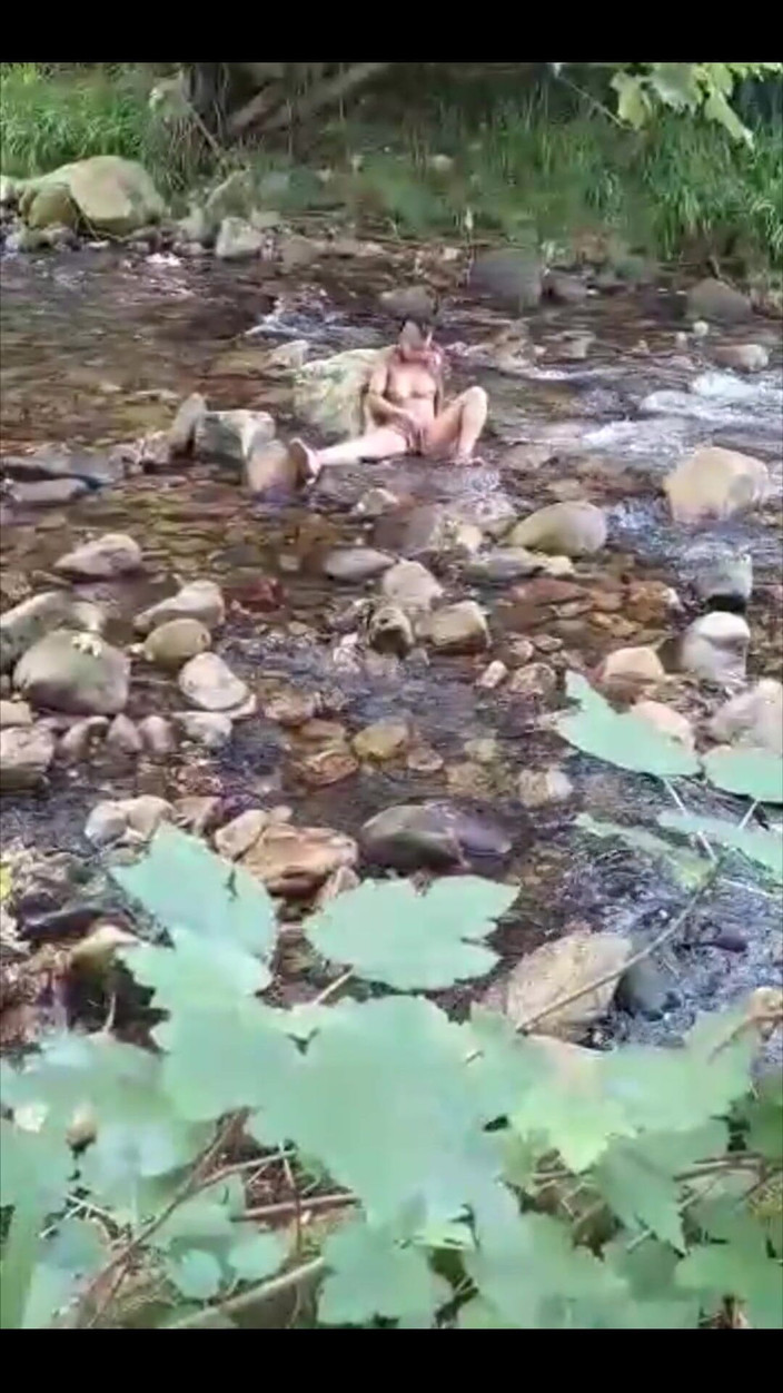 FayahGirl: Temanku merekam videoku lagi asik mainin memekku di pinggir sungai