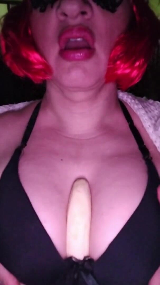 My sexy MILFS: Moje bujná sestřenice s banány