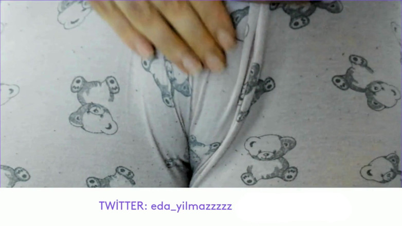 bigass_sexy_bigboobs: CAMELTOE- COÑO HINCHADO- MASTURBARSE CON PIJAMA