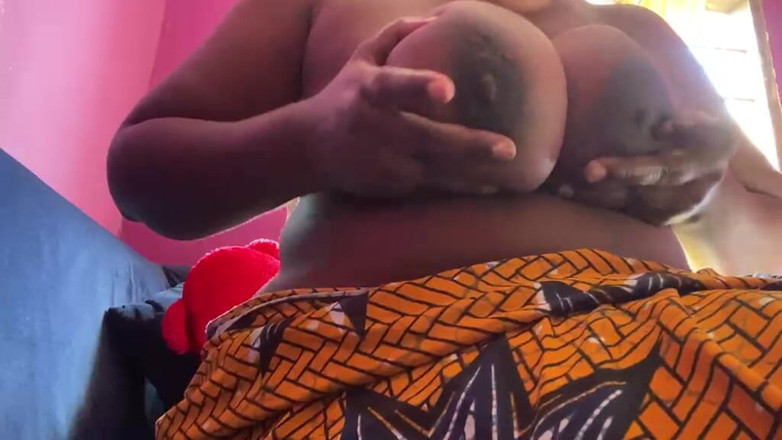 African matures: Ibu tiri pamer toket besarnya