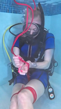 Bound Beneath the Surface - ヴィンテージウェットスーツでのスキューバティーズ&ローププレイ
