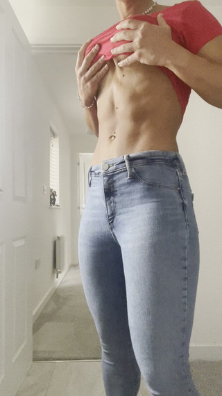 CALLIE ROKS: 근육 포즈 복근, 젖은 김이 모락모락 나는 샤워 젖은 티셔츠