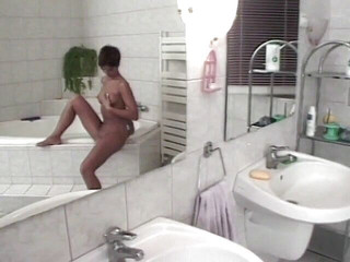 Solo Sensations: Chtivá děvka uspokojí svou mokrou kundu ve vaně