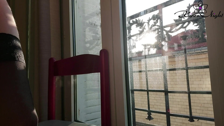 Kiara Night: Mädchen in strümpfen fingert sinnlich ihre muschi am fenster