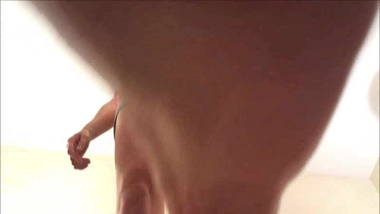 Foot Girls: 그녀는 당신의 발 모델이 될 만큼 키가 컸다