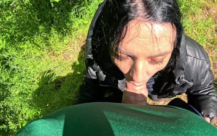 MilfyCalla: Het utomhus avsugning och spermalek med en dunjacka 269