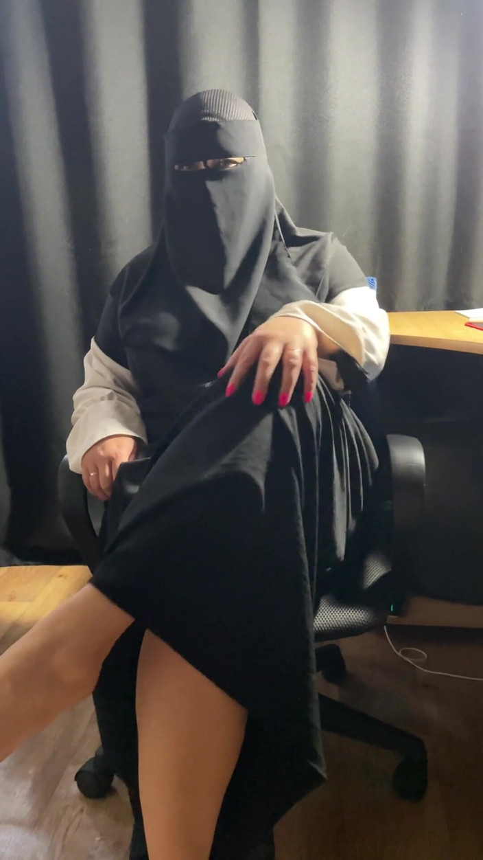 Lux Eva: Syrian MILF Shows Pussy
