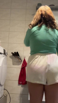 I Have a Beautiful Figure and Beautiful Hair, I Dance and Show off My Figure!