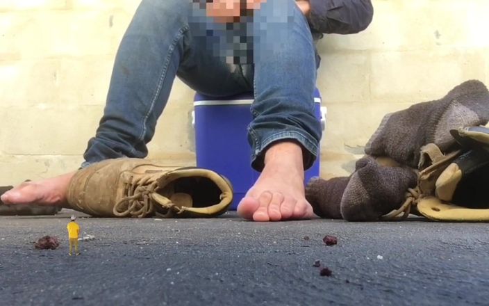 Manly foot: Enormes Pés Monstruosos tradie! - Minúsculo micro humano - cuidado com a...