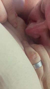 Leccando finché non raggiunge l'orgasmo. Le lascio spruzzare alla fine per assaggiarle velocemente