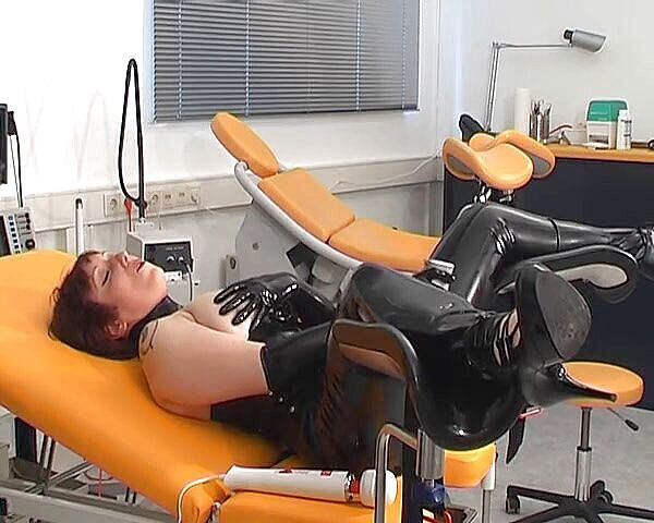 Rubber & Clinic Studio - 1ATOYS: गाइनटेबल पर रबर में हस्तमैथुन