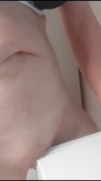 Une MILF se caresse et caresse son gros clitoris sur le coin du meuble