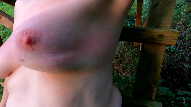 Bouncy Tits Action: Seins nus dans la forêt