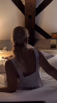 Soția amatoare blondă matură savurează sexul de seară