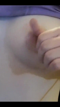 Jogo do mamilo, masturbação, orgasmo com mamilo assistindo pornô